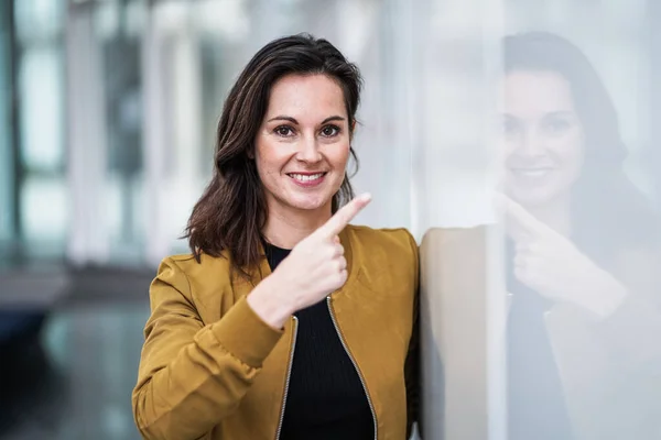 Feliz Sonriente Mujer Negocios Casual Señalando Con Dedo Cámara Para —  Fotos de Stock