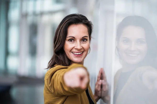 Feliz Sonriente Mujer Negocios Casual Señalando Con Dedo Cámara Para Fotos De Stock