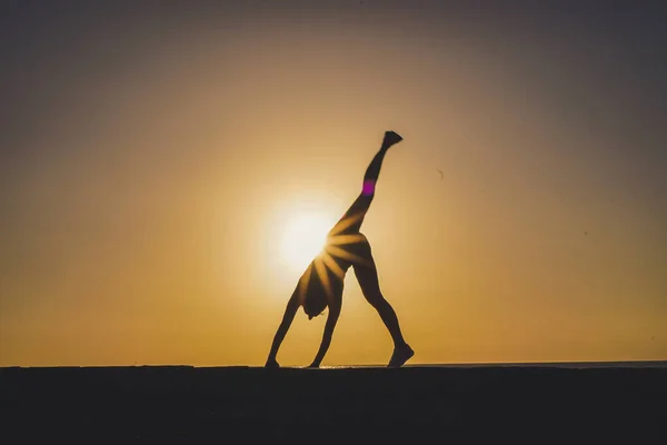 Silhueta Uma Mulher Atlética Esportiva Fazendo Cartwheel Suporte Mão Calçadão — Fotografia de Stock