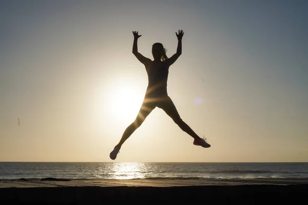 Силуэт Успешного Прыжка Веселой Женщины Пляжной Набережной Время Заката Восхода — стоковое фото