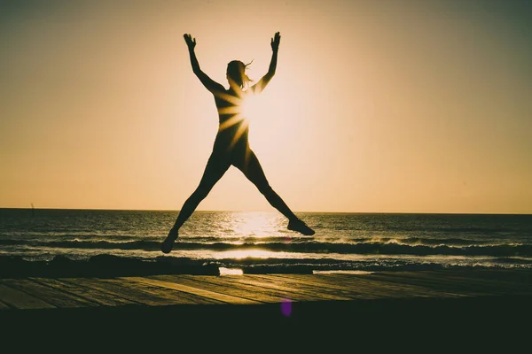 Силуэт Успешного Прыжка Веселой Женщины Пляжной Набережной Время Заката Восхода — стоковое фото