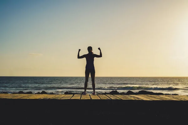 Силуэт Успешной Сильной Спортивной Женщины Занимающейся Чемпионской Позой Кулаками Пляжной — стоковое фото