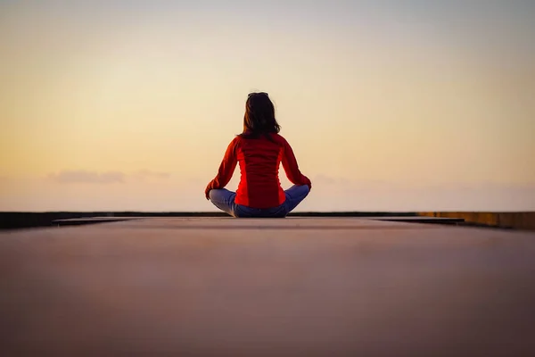 Silhuett Sportig Kvinna Namaste Pose Utövar Yoga Meditation Strandpromenaden Solnedgången Royaltyfria Stockbilder