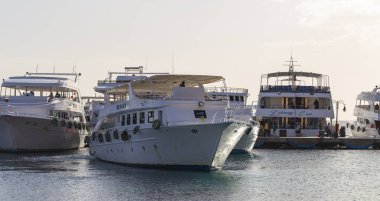 Sharm Ash Sheikh, Mısır - 01.18.2021. Gemiler limana demirlediler. Kızıl Deniz Sahili. 