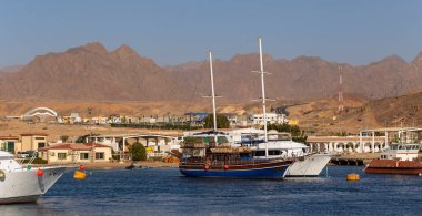 Sharm Ash Sheikh, Mısır - 01.18.2021. Gemiler limana demirlediler. Kızıl Deniz Sahili. 