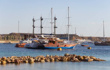 Sharm Ash Sheikh, Mısır - 01.18.2021. Gemiler limana demirlediler. Kızıl Deniz Sahili. 