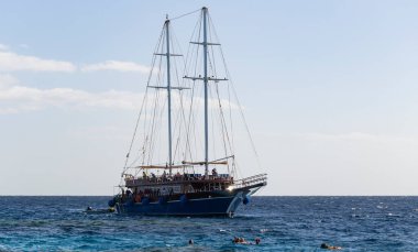 Sharm Ash Sheikh, Mısır - 01.18.2021. Kızıl Deniz kıyısı. Turistler körfezde bir gemi gezisi sırasında dalışa giderler..