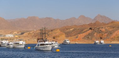 Sharm Ash Sheikh, Mısır - 01.18.2021. Gemiler limana demirlediler. Kızıl Deniz Sahili. 