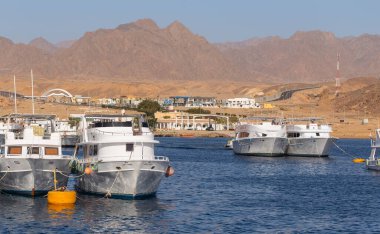 Sharm Ash Sheikh, Mısır - 01.18.2021. Gemiler limana demirlediler. Kızıl Deniz Sahili. 
