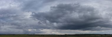 Fırtına bulutları manzarayı kaplıyor. Trajik kasvetli gökyüzü. Panorama. Fantastik gökyüzü.