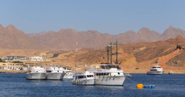Sharm Ash Sheikh, Mısır - 01.18.2021. Gemiler limana demirlediler. Kızıl Deniz Sahili. 