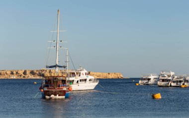 Sharm Ash Sheikh, Mısır - 01.18.2021. Gemiler limana demirlediler. Kızıl Deniz Sahili. 