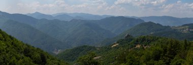 Rhodopes, Güneydoğu Avrupa 'da bir sıradağdır. Panorama. Orman alanı dağları kaplıyor..