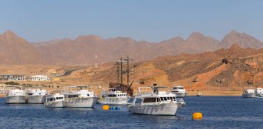 Sharm Ash Sheikh, Mısır - 01.18.2021. Gemiler limana demirlediler. Kızıl Deniz Sahili. 