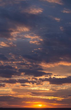 Kanlı gün batımı manzarası. Panorama. Trajik kasvetli gökyüzü. Fırtınanın bulutları üzerindeki güneşin son ışıkları..
