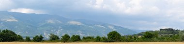 Yağmurdan önce Bulgaristan 'ın tarlaları ve ormanları. Panorama. Fırtına başlığı Balkanlar 'ı kapsıyor. Sağanak tarımsal araziye yaklaşıyor.