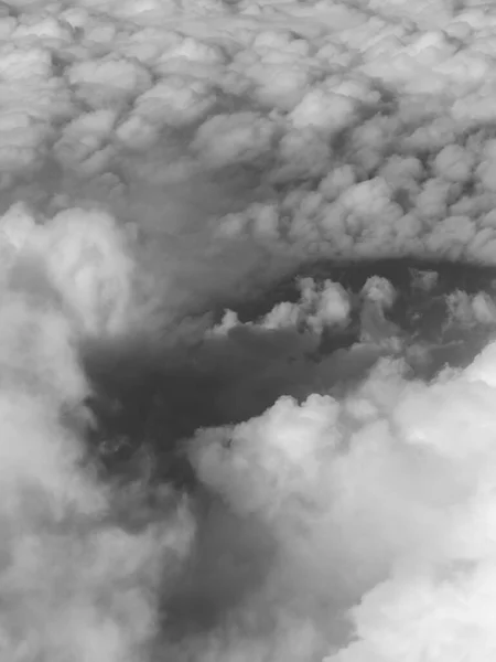 Stratosphäre Ein Blick Auf Wolken Aus Einem Flugzeugfenster Schwarz Weiß — Stockfoto
