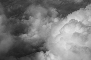 Stratosfer, bir uçak penceresinden bulutların görüntüsü. Siyah beyaz fotoğraf. Gökyüzünde kümüliform bulutları.