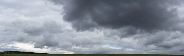 Stormmoln Över Fälten Landskap Vid Solnedgången Tragisk Dyster Himmel Panorama — Stockfoto