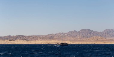 Kızıl Deniz kıyısı. Sina Yarımadası-Deniz Burnu 'nun kayaları ve dağları.