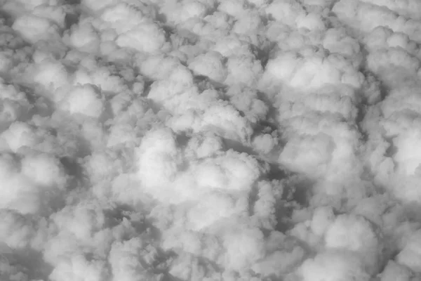 同温层 从飞机窗口看到的云彩 黑白照片 天空中的积雨云 — 图库照片