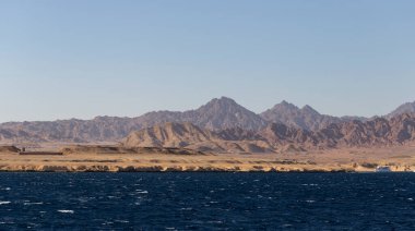 Kızıl Deniz kıyısı. Sina Yarımadası-Deniz Burnu 'nun kayaları ve dağları.