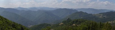 Rhodopes, Güneydoğu Avrupa 'da bir sıradağdır. Panorama. Orman alanı dağları kaplıyor..