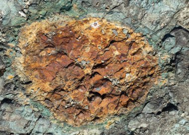 Volkanik kayalarda demir ve bakır içeren betonlar..