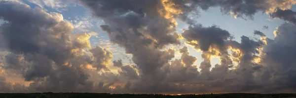 Leaden Storm Clouds Covered Sunset Cumuliform Cloudscape Blue Sky Tragic — 图库照片