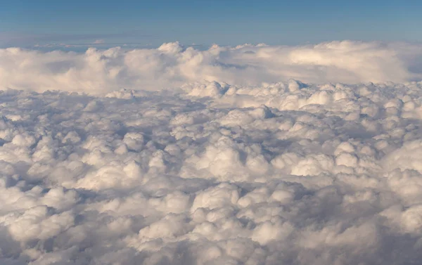 成層圏 飛行機の窓からの雲の眺め 空に雲のような形をしています 陸を飛んでいく — ストック写真