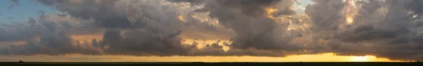 Bleierne Gewitterwolken Verhüllten Den Sonnenuntergang Kumuliforme Wolkenlandschaft Blauen Himmel Tragischer — Stockfoto