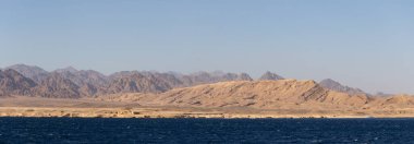 Kızıl Deniz kıyısı. Sina Yarımadası-Deniz Burnu 'nun kayaları ve dağları.