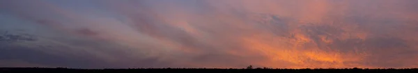 Avond Zonsondergang Een Panorama Paarse Wolken Tragische Sombere Lucht — Stockfoto