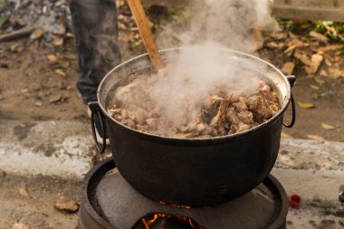 Halı fuarı. İnsanlar tekstil zeminini satın alıyor..