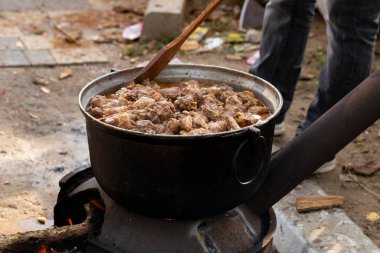 Kavurma bir Türk koyun eti tabağıdır. Et parçaları açık ateşin üzerinde büyük bir kazanda pişirilir..