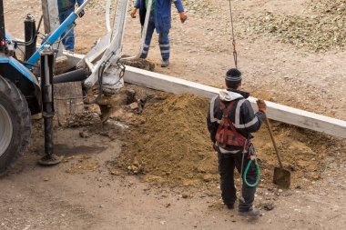 Taraclia, Moldova, 07.12.2018. Elektrik şoku. Elektrikçilerden oluşan bir ekip elektrik direklerini kuruyor. İnsanların çalışma etkinliği.