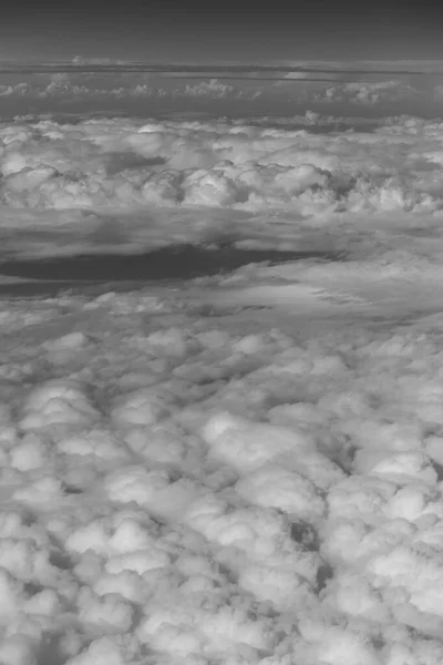 Stratosfera Widok Chmur Okna Samolotu Czarno Białe Zdjęcie Cumuliform Chmury — Zdjęcie stockowe