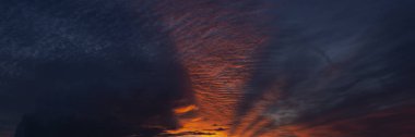 Kanlı gün batımı manzarası. Panorama. Trajik kasvetli gökyüzü. Fırtınanın bulutları üzerindeki güneşin son ışıkları..