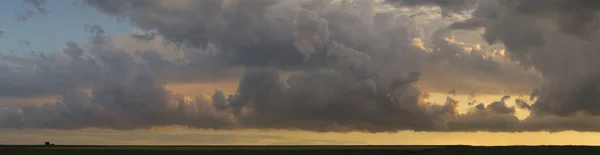 Bleierne Gewitterwolken Verhüllten Den Sonnenuntergang Kumuliforme Wolkenlandschaft Blauen Himmel Tragischer — Stockfoto