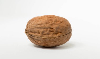 Cevizler yuvarlaktır, ceviz ağacının tek tohumlu taş meyveleri..