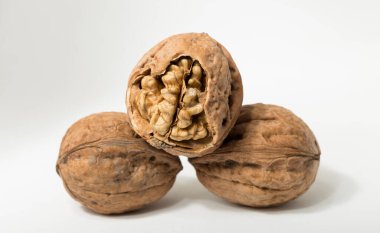 Cevizler yuvarlaktır, ceviz ağacının tek tohumlu taş meyveleri. Ceviz kırıyorum..