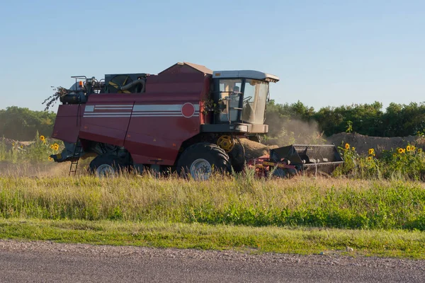 추수하는 시골에서 수확하는 결합으로 곡식이 시들게된다 기계들 동하다 — 스톡 사진