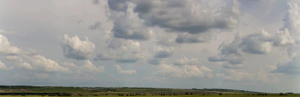 悲劇的な暗い空 ブジャクの草原の村 パノラマ風景 — ストック写真