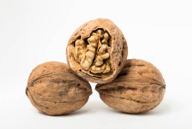 Cevizler yuvarlaktır, ceviz ağacının tek tohumlu taş meyveleri. Ceviz kırıyorum..