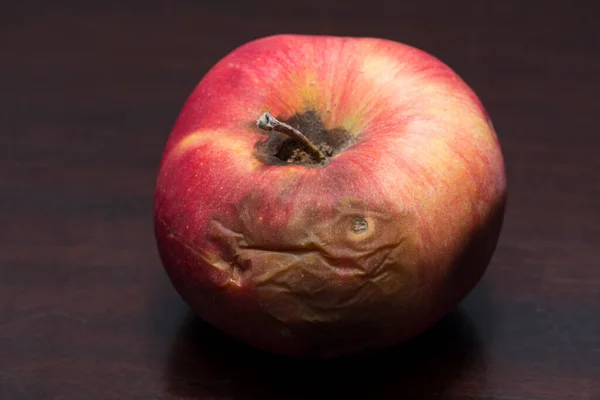 Červené Shnilé Jablko Rozmazlené Ovoce Koncept Smrti — Stock fotografie