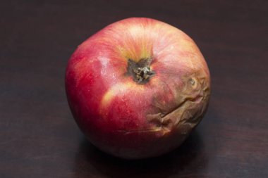 Kırmızı bir çürük elma. Bozulmuş meyve. Ölüm kavramı..