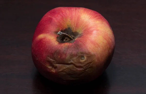 Červené Shnilé Jablko Rozmazlené Ovoce Koncept Smrti — Stock fotografie
