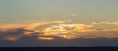 Akşam günbatımı. Panorama. Görkemli Fırtına Bulutları. Trajik kasvetli gökyüzü.