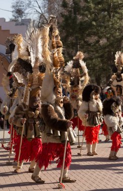 Mummer karnavalı. Kuker, bereketi temsil eden tanrısallığı simgeliyor. Bulgar karnaval karakterleri. Baharın gelişine adanmış putperest ayini.