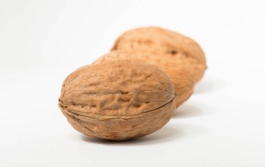 Cevizler yuvarlaktır, ceviz ağacının tek tohumlu taş meyveleri..